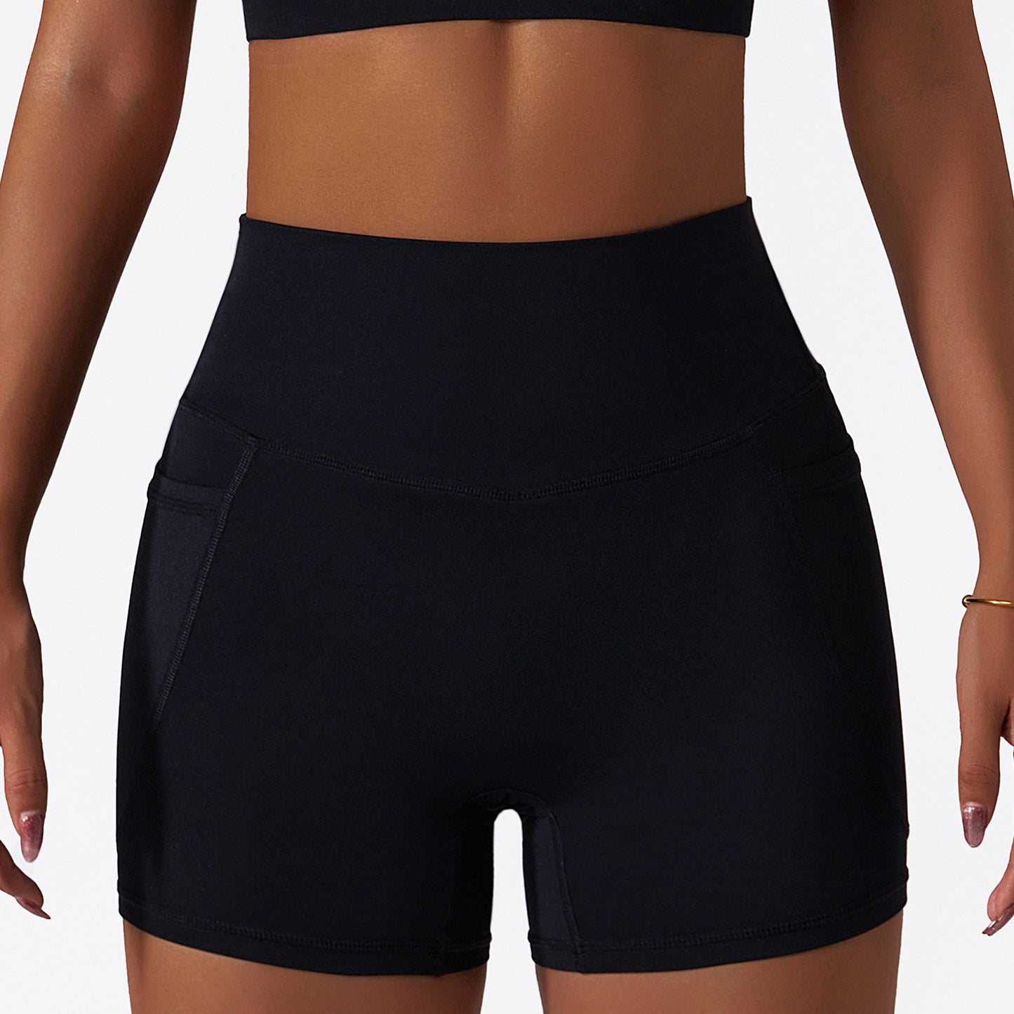 Side pockets for hip-lifting sports shorts