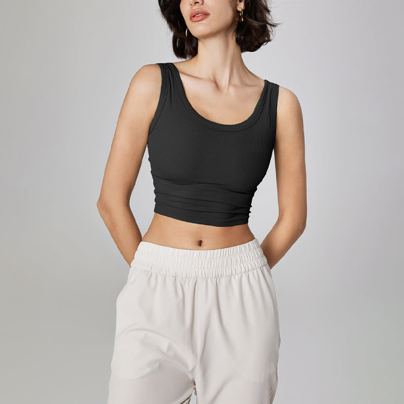 In summer, wear a crewneck fitness sports bras