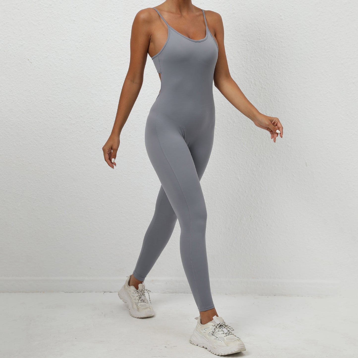 Solid color suspender sports jumpsuit