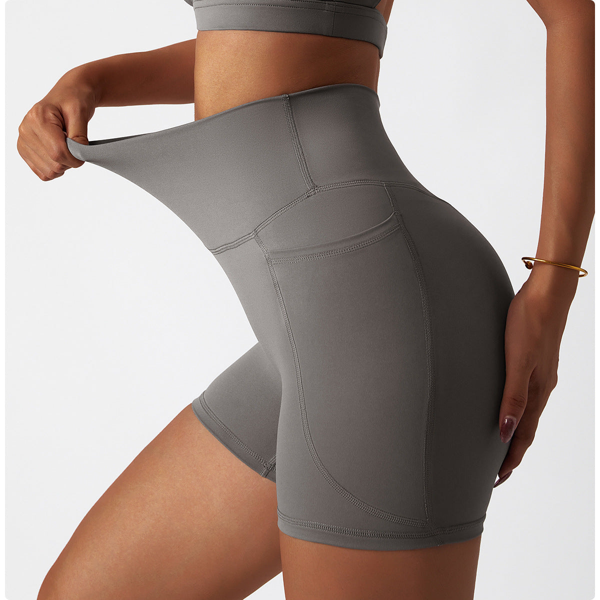 Side pockets for hip-lifting sports shorts