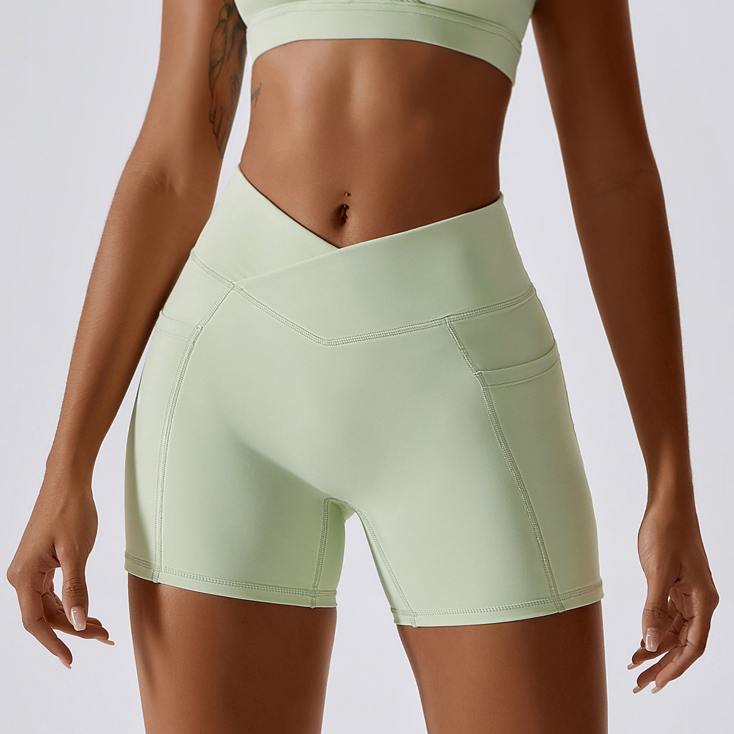 Short de sport à poche croisée à la taille de couleur unie