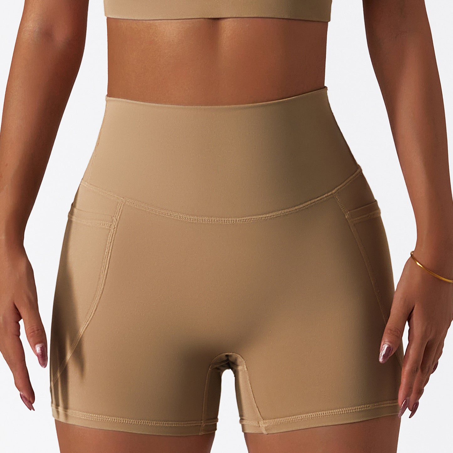 Side pockets for hip-lifting sports shorts