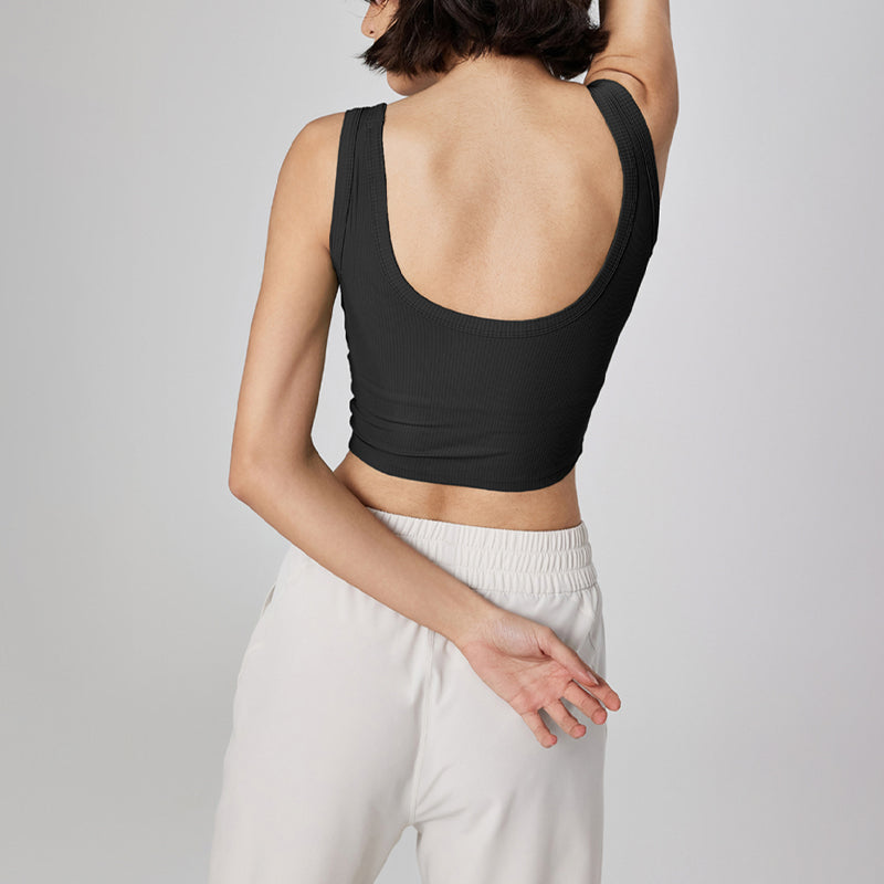 In summer, wear a crewneck fitness sports bras