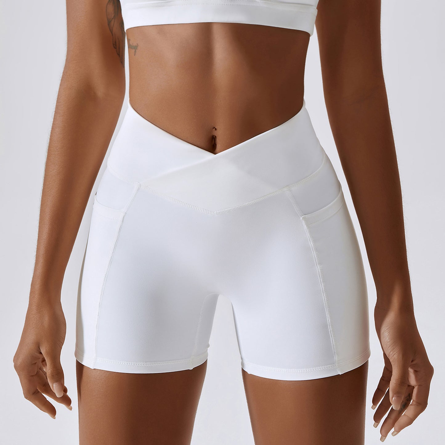 Short de sport à poche croisée à la taille de couleur unie